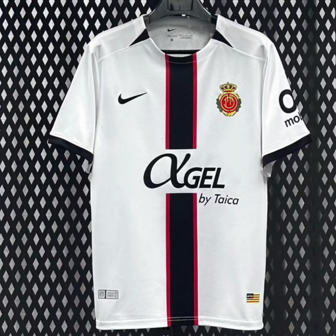 Maillot 25/26 Mallorca Extérieur Le 12 -ème Maillot, tissu léger avec motifs colorés, vue front de la tenue de football.