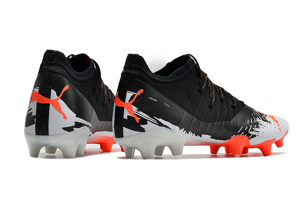 Crampons Future Z 1.3 Teazer FG de Le 12 -ème Maillot, avec pointes métalliques et fixation pour chaussures de sport.