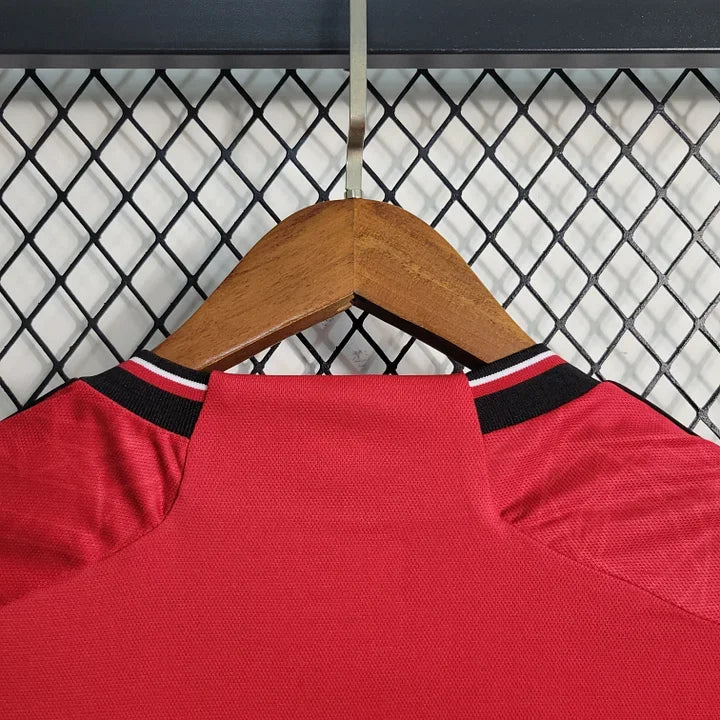 Maillot domicile Manchester United 2023 2024 Le 12 -ème Maillot, maillot de football rouge avec logo et détails officiels.