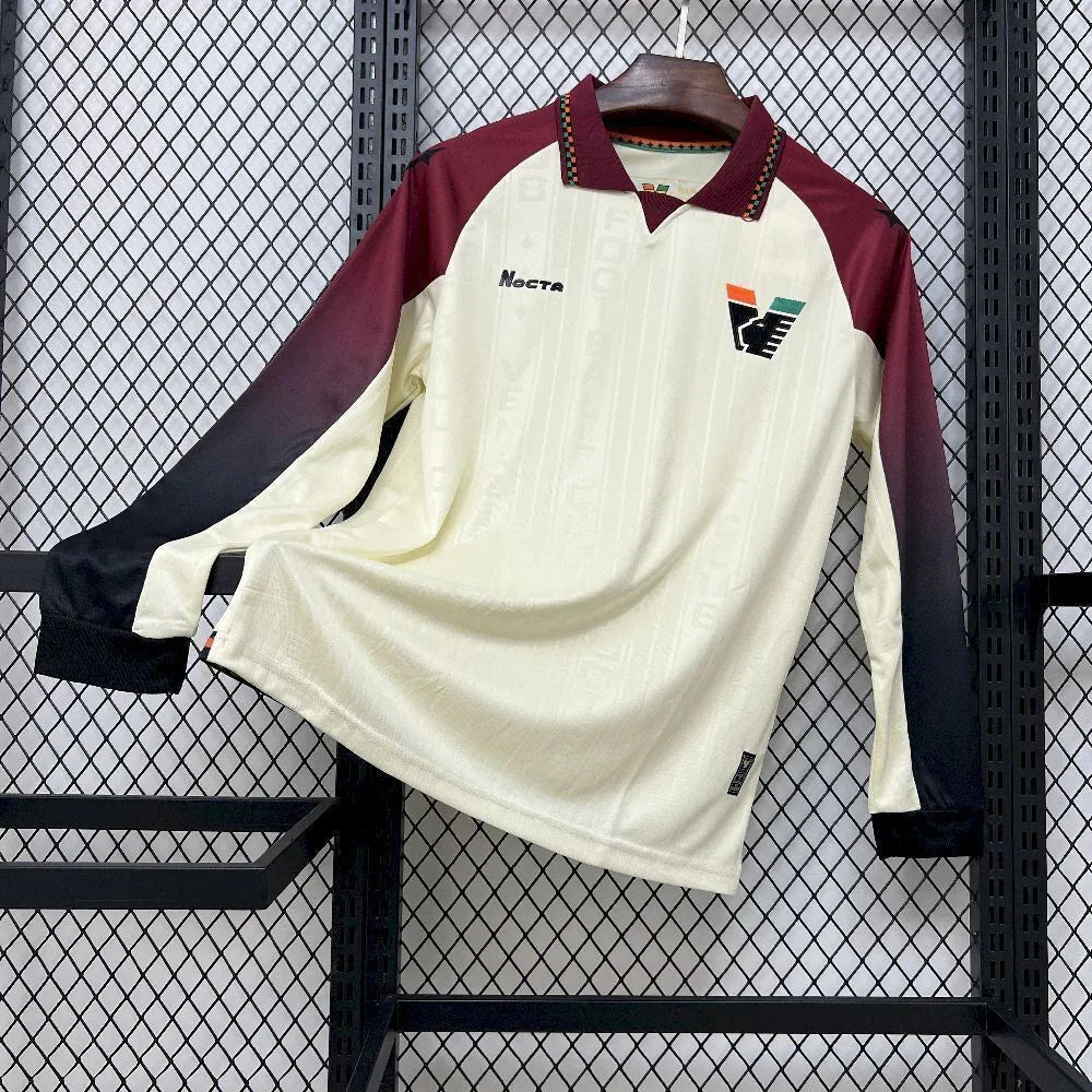 Maillot extérieur manches longues Le 12 -ème Maillot Venezia 2025-26, design sportif avec logo et couleurs vives.