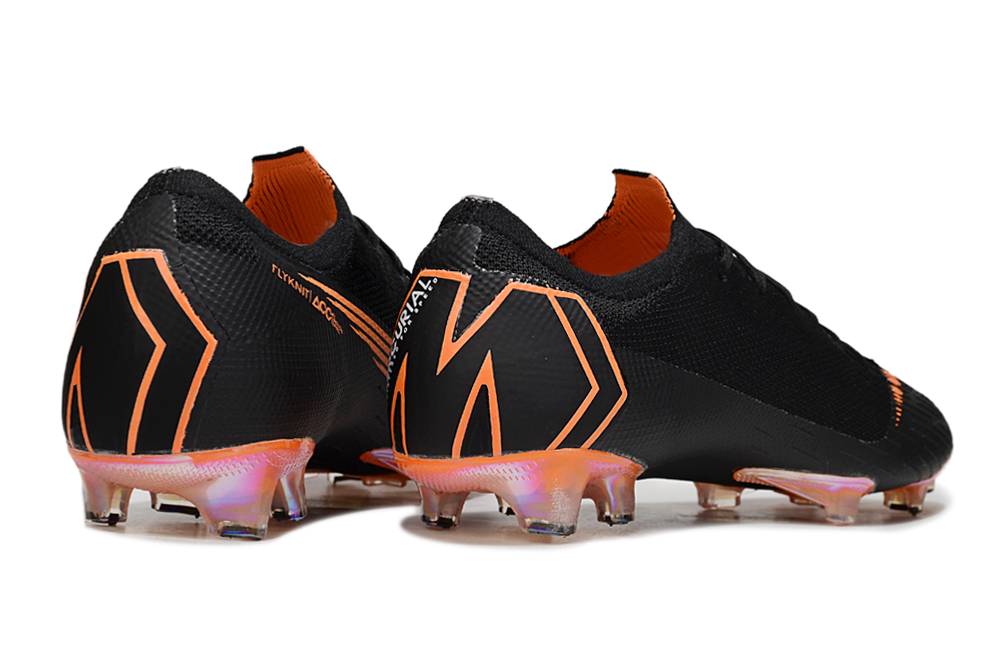 Crampons Mercurial Vapor XII Elite de Le 12 -ème Maillot, vue en gros plan, avec semelles en acier et crampons en métal pour football.