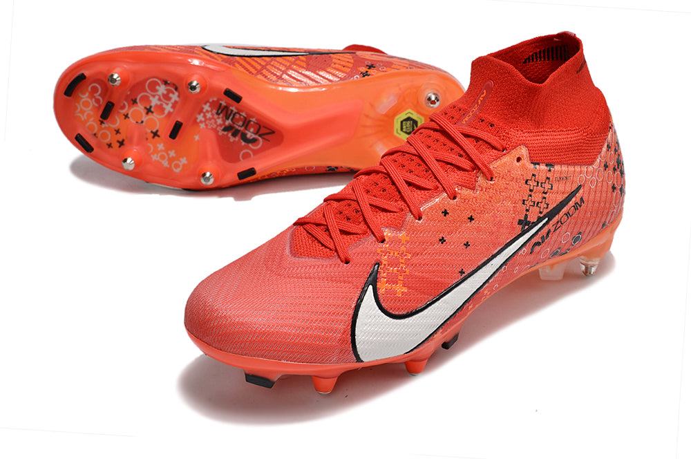 Crampons Mercurial Superfly IX Elite de Le 12 -ème Maillot, vue des crampons en acier avec pointes pour football.