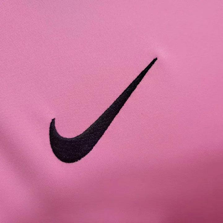 Maillot FC Barcelone 2020 2021 rose de la marque Le 12 -ème Maillot, vue de face avec détails du logo et design rose.