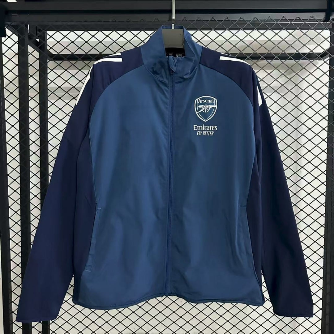 Veste coupe-vent réversible Arsenal Le 12-ème Maillot, veste sportive verte et noire avec logo de l'équipe, vue de face.