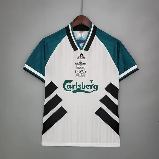 Maillot rétro Liverpool 06/07 de la marque Le 12 -ème Maillot, vue en gros plan, détails du design et logo sur le maillot.