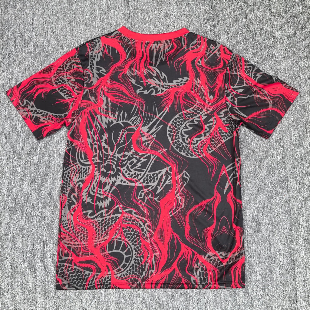 Maillot 25/26 japonais anime Spécial A4 de la marque Le 12-ème Maillot, détail du design coloré et logo.