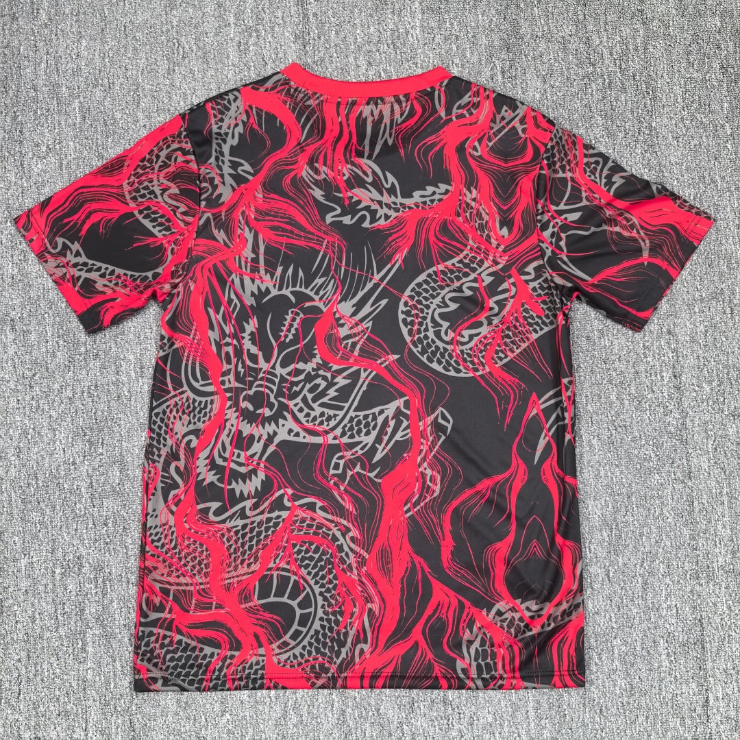 Maillot 25/26 japonais anime Spécial A4 de la marque Le 12-ème Maillot, détail du design coloré et logo.
