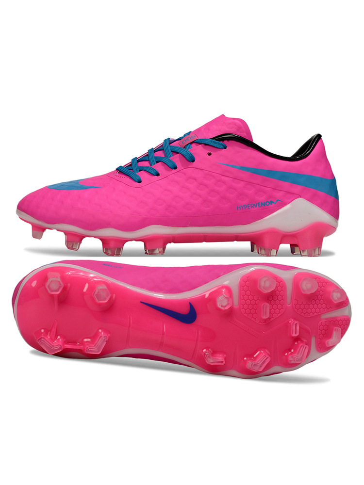 Crampons Hypervenom Phantom de Le 12 -ème Maillot, vue de côté avec pointes en acier pour football.