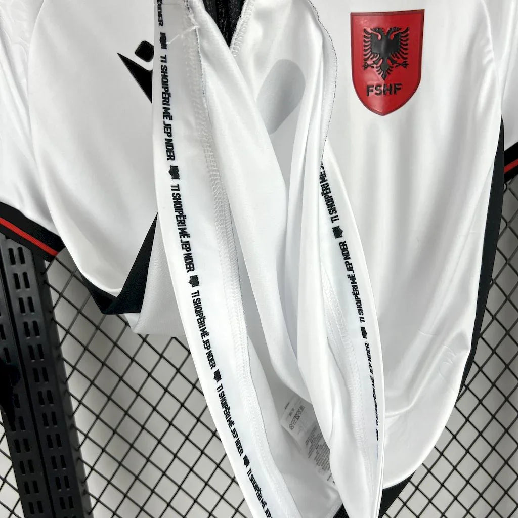 Maillot extérieur de l'équipe d'Albanie 2025, marque Le 12 -ème Maillot, vue du maillot avec logo et détails de design.