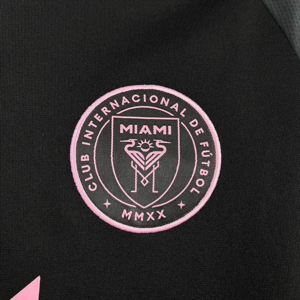 Maillot à manches longues de l'Inter Miami 2025-26, marque Le 12-ème, en tissu respirant avec logo de l'équipe visible.