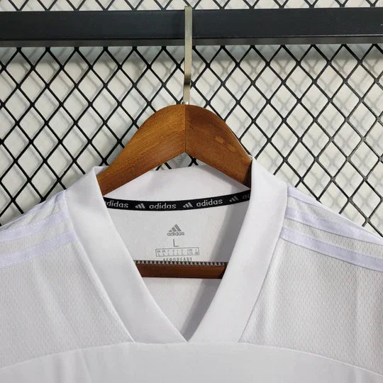 Maillot Arsenal blanc 2021 2022 Le 12 -ème Maillot avec logo du club et détails en blanc et rouge, vue de face.