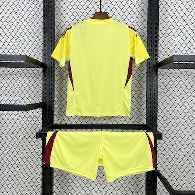 Maillot de gardien pour enfant Real Madrid 2025-26, kit officiel Le 12 -ème Maillot, maillot de football avec logo et détails.