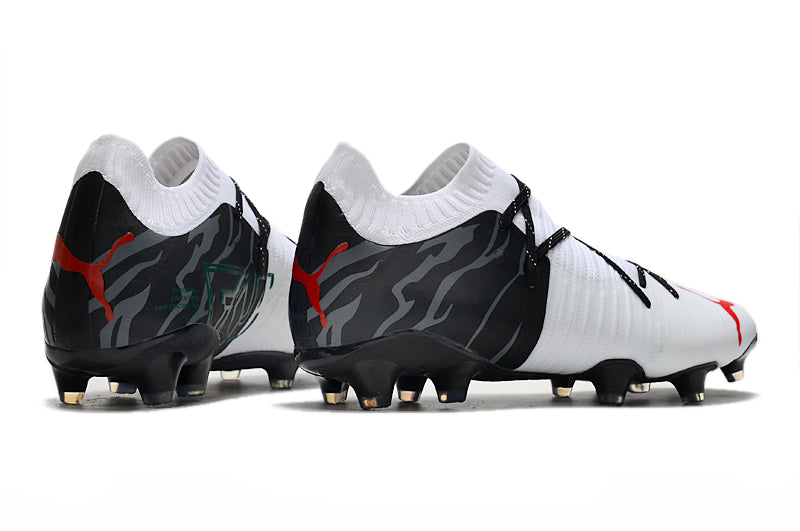 Crampons Future Z 1.1FG de Le 12 -ème Maillot, vue en gros plan montrant la fixation et les pointes en acier pour alpinisme.