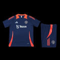 Vêtement d'ensemble Manchester United par Le 12 -ème Maillot, maillot rouge avec logo et détails sportifs visibles sur l'image.