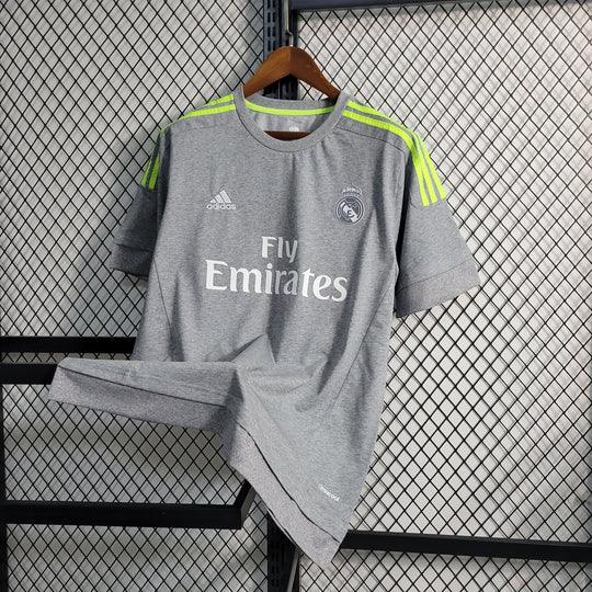Maillot Real Madrid 2015-2016 Le 12-ème Maillot, maillot de football blanc avec logo et détails de l'équipe sur le devant.
