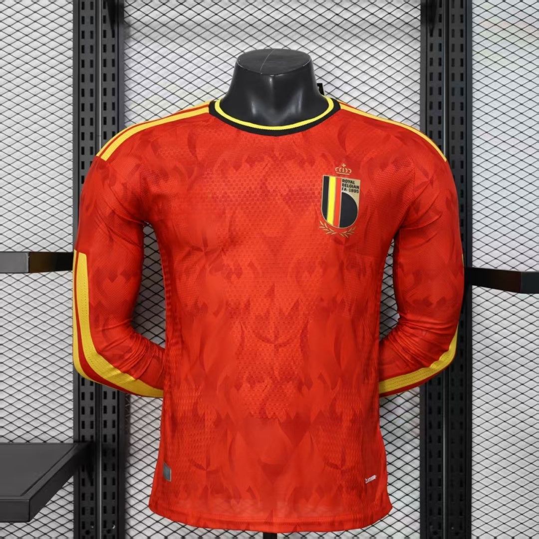 Maillot domicile Belgique 25/26 à manches longues, porté par un joueur, en bleu avec logo de l'équipe, par Le 12 -ème Maillot