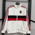 Veste coupe-vent réversible AC Milan Le 12 -ème Maillot, tissu léger avec logo du club sur les deux côtés.