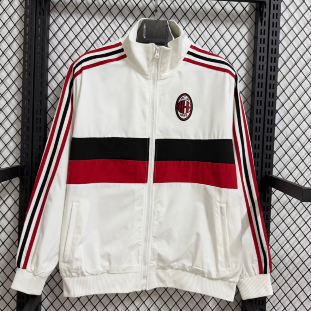Veste coupe-vent réversible AC Milan Le 12 -ème Maillot, tissu léger avec logo du club sur les deux côtés.