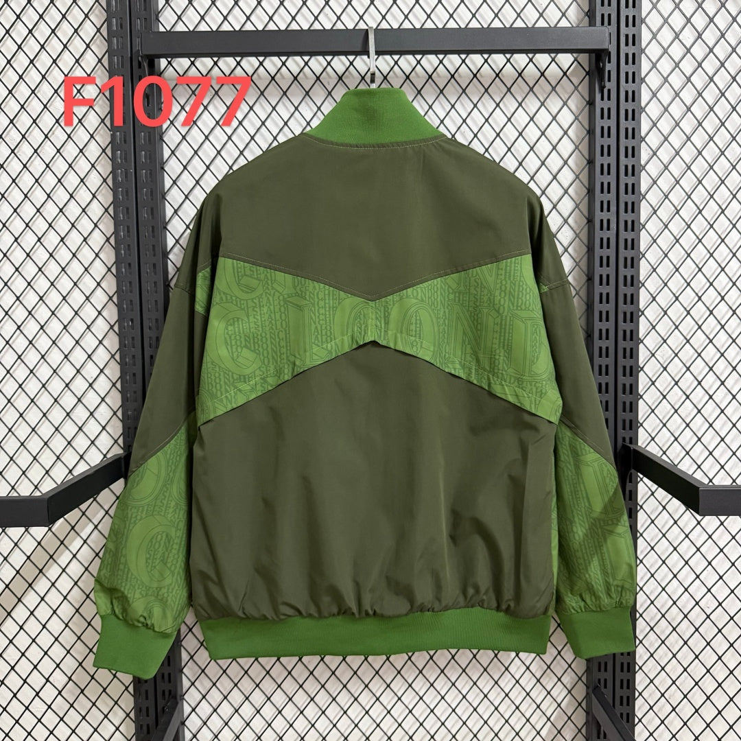 Veste coupe-vent réversible Chelsea verte de la marque Le 12 -ème Maillot, montrant les deux côtés de la veste.