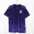 Maillot extérieur rétro de l'Argentine 2002, marque Le 12, détail du design et des couleurs bleues et blanches du maillot.