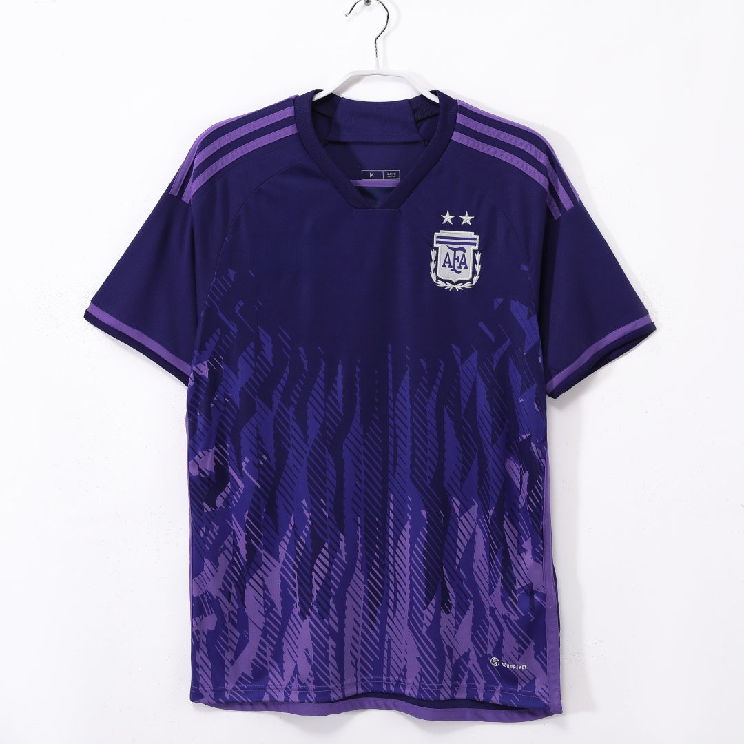 Maillot extérieur rétro de l'Argentine 2002, marque Le 12, détail du design et des couleurs bleues et blanches du maillot.