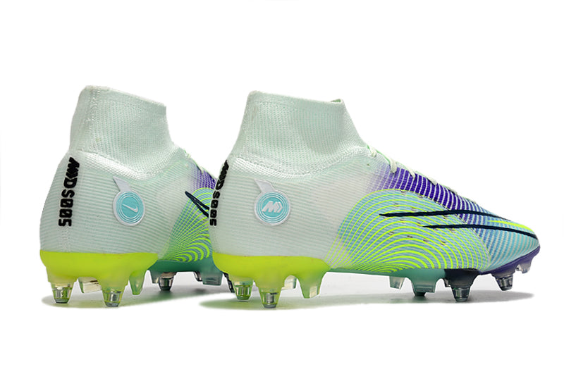Crampons Mercurial Superfly 8 Elite de Le 12 -ème Maillot, vue en gros plan, avec pointes en acier pour football.