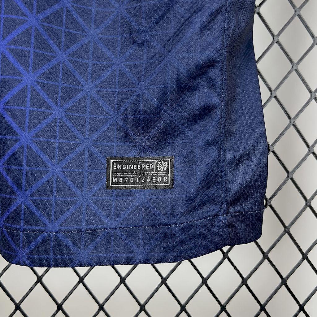 Maillot PSG 2025/26 Le 12 -ème Maillot, maillot de football avec logo du Paris Saint-Germain, en bleu avec détails rouges et blancs.