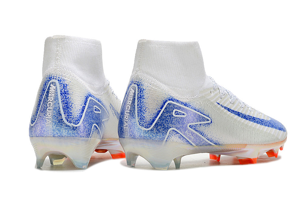 Crampons Mercurial Superfly IX Elite de Le 12-ème Maillot, vue des semelles avec spikes en acier pour football.