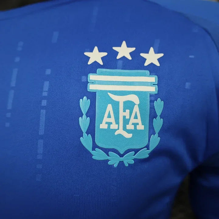 Maillot extérieur de l'Argentine 2024/25 Le 12, maillot de football avec design argenté et détails bleus.