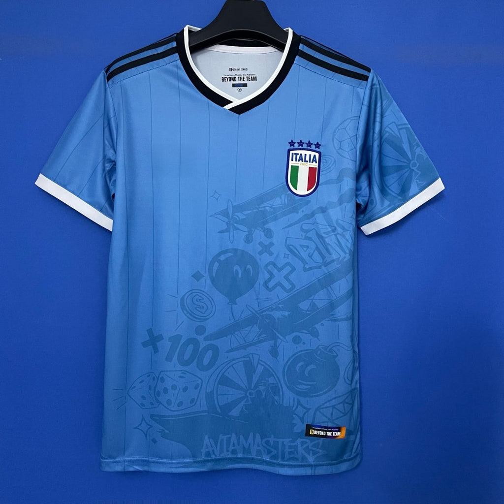 Maillot de football bleu Italie 25/26 Le 12 -ème Maillot, nouveau, avec logo et détails sportifs visibles.