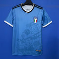 Maillot de football bleu Italie 25/26 Le 12 -ème Maillot, nouveau, avec logo et détails sportifs visibles.