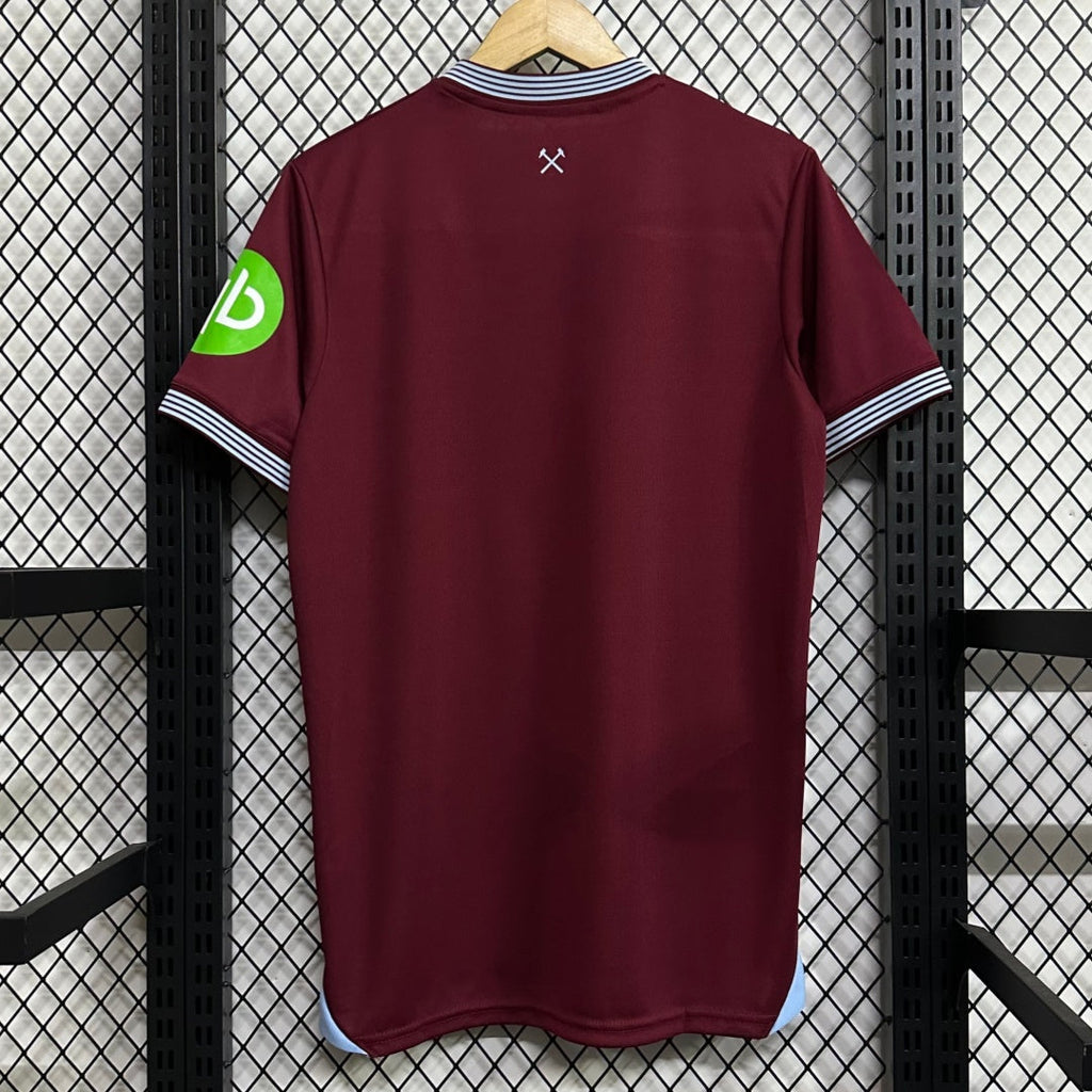 Maillot domicile West Ham United 25/26, marque Le 12 -ème Maillot, en tissu rouge avec logo et détails bleus.
