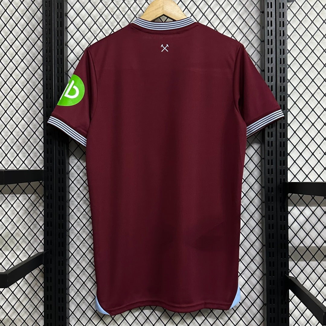 Maillot domicile West Ham United 25/26, marque Le 12 -ème Maillot, en tissu rouge avec logo et détails bleus.