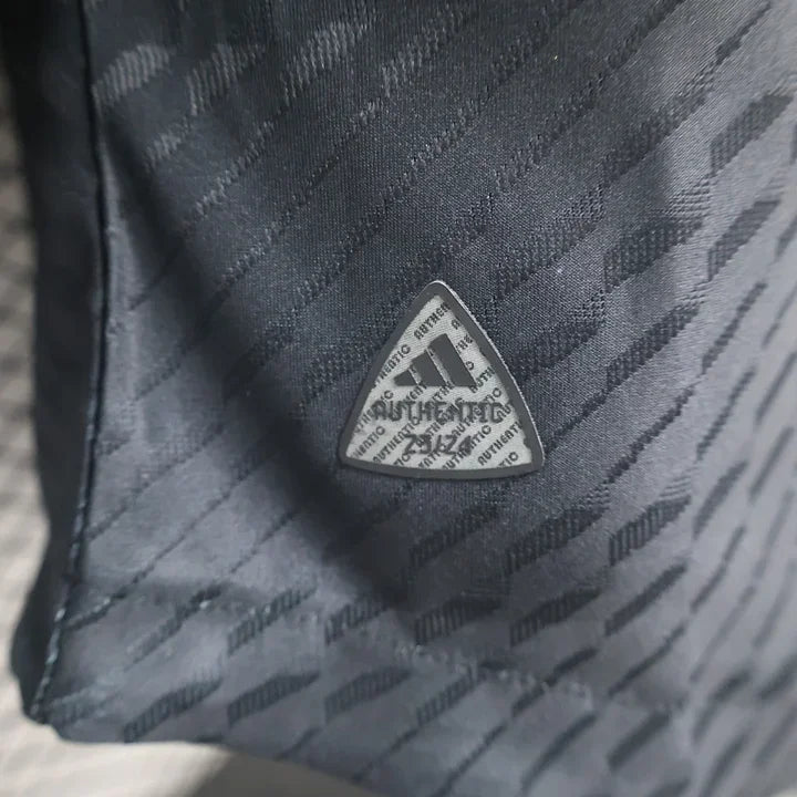 Maillot de football Real Madrid noir Y3 2024-2025, Le 12 -ème Maillot, vue de face avec logo et détails du maillot.