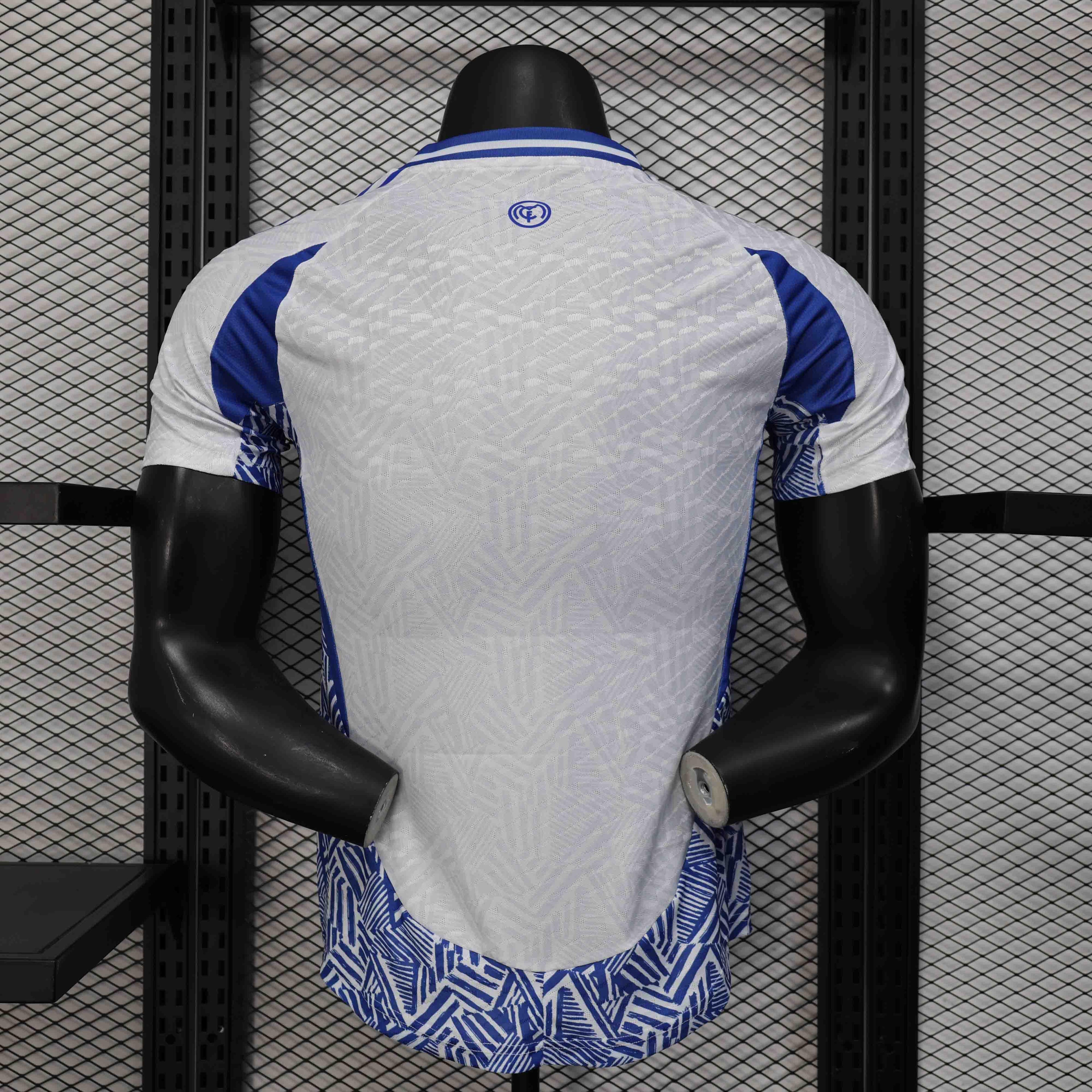 Maillot concept Real Madrid 2025-26, maillot de football signé Le 12 -ème Maillot, devant avec logo et design moderne.