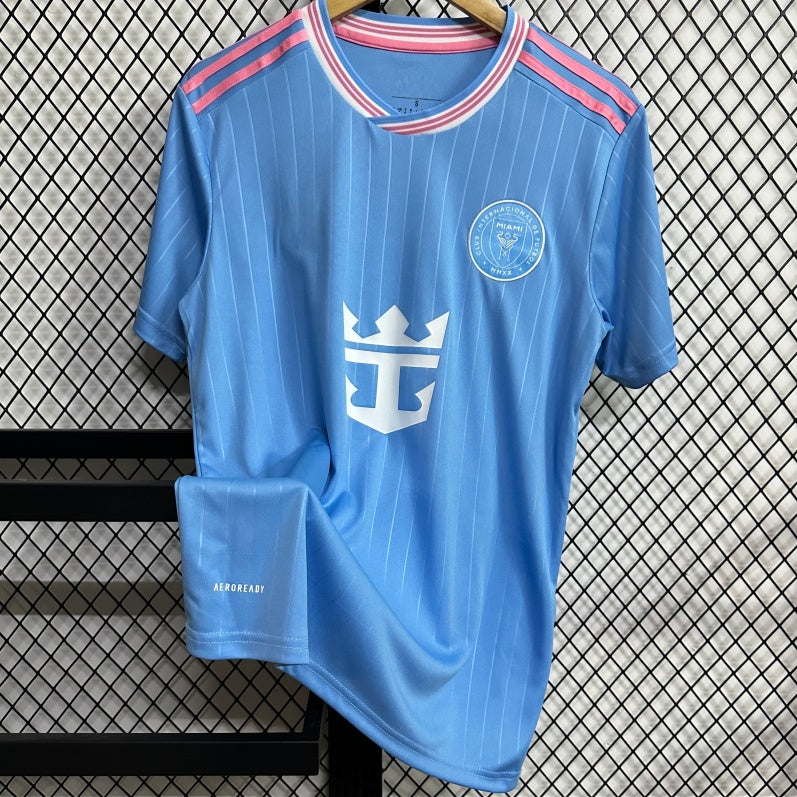 Maillot bleu de l'équipe Inter Miami pour enfants 25/26, marque Le 12 -ème Maillot, porté sur un mannequin.