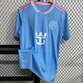 Maillot bleu de l'équipe Inter Miami pour enfants 25/26, marque Le 12 -ème Maillot, porté sur un mannequin.