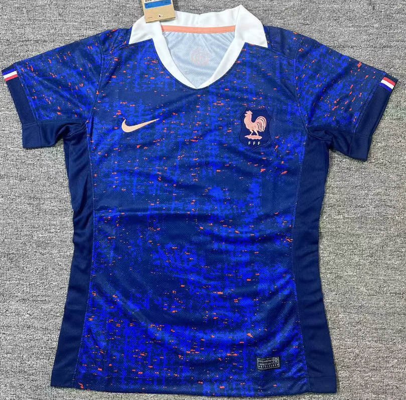 Maillot domicile femme France 2024/2025 Le 12 -ème Maillot, maillot de football officiel avec le logo de l'équipe nationale.