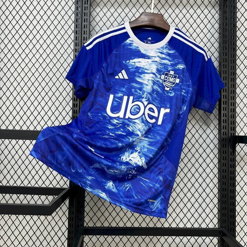 Maillot Le 12 -ème Maillot Como 2025-26, maillot de football blanc avec détails bleus et logo de l'équipe visible.