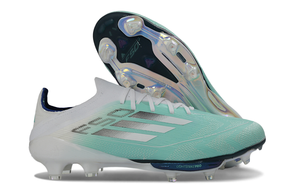 Crampons Adidas F50+.1 pour football, fixation robuste, conçus pour la performance sur le terrain.