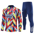 Ensemble Arsenal 25/26 coloré pour enfants, fabriqué par Le 12 -ème Maillot, visible avec détails vifs et logo.
