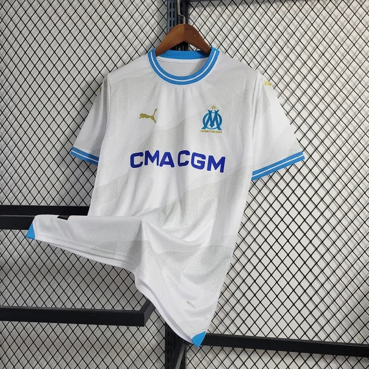 Maillot domicile Olympique de Marseille 2023 2024 Le 12 -ème Maillot, maillot de football blanc avec logo et détails bleus.