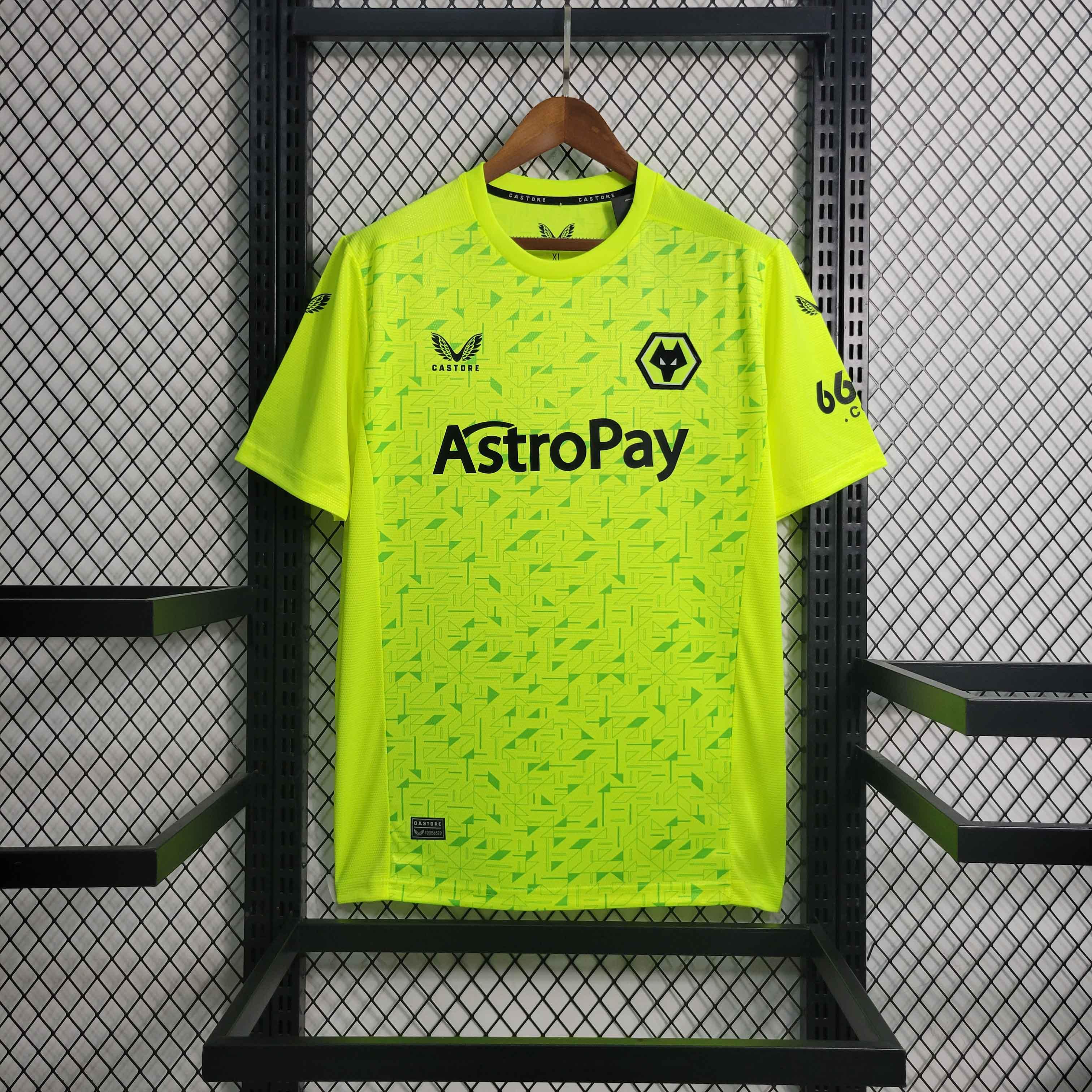 Maillot extérieur Wolves 2023-24, marque Le 12 -ème Maillot, détails du design avec logos et couleurs officielles.