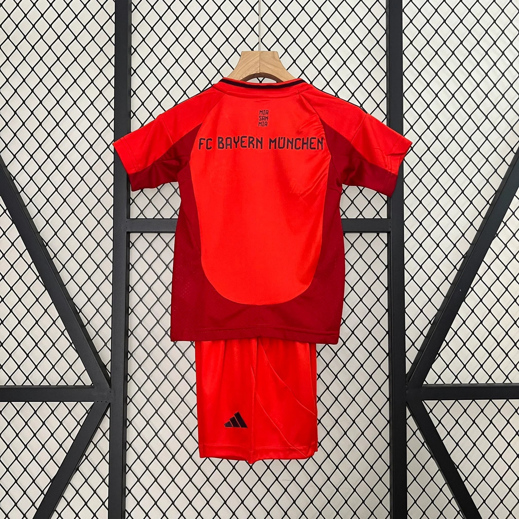 Kit enfant Bayern Munich 2024-25 avec maillot rouge, shorts et chaussettes, logo Le 12 -ème Maillot.