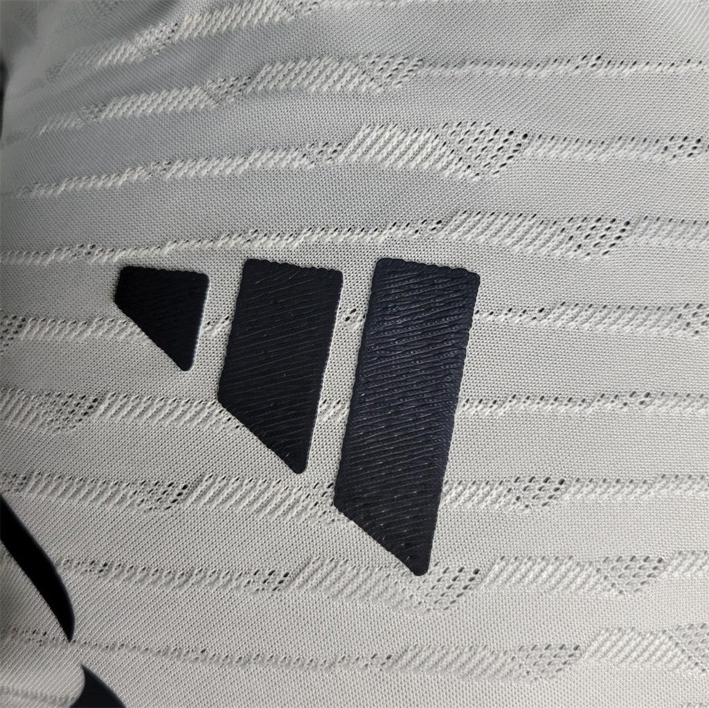 Maillot de football à manches longues Real Madrid 23-24, marque Le 12 -ème Maillot, vue front avec logo et détails.