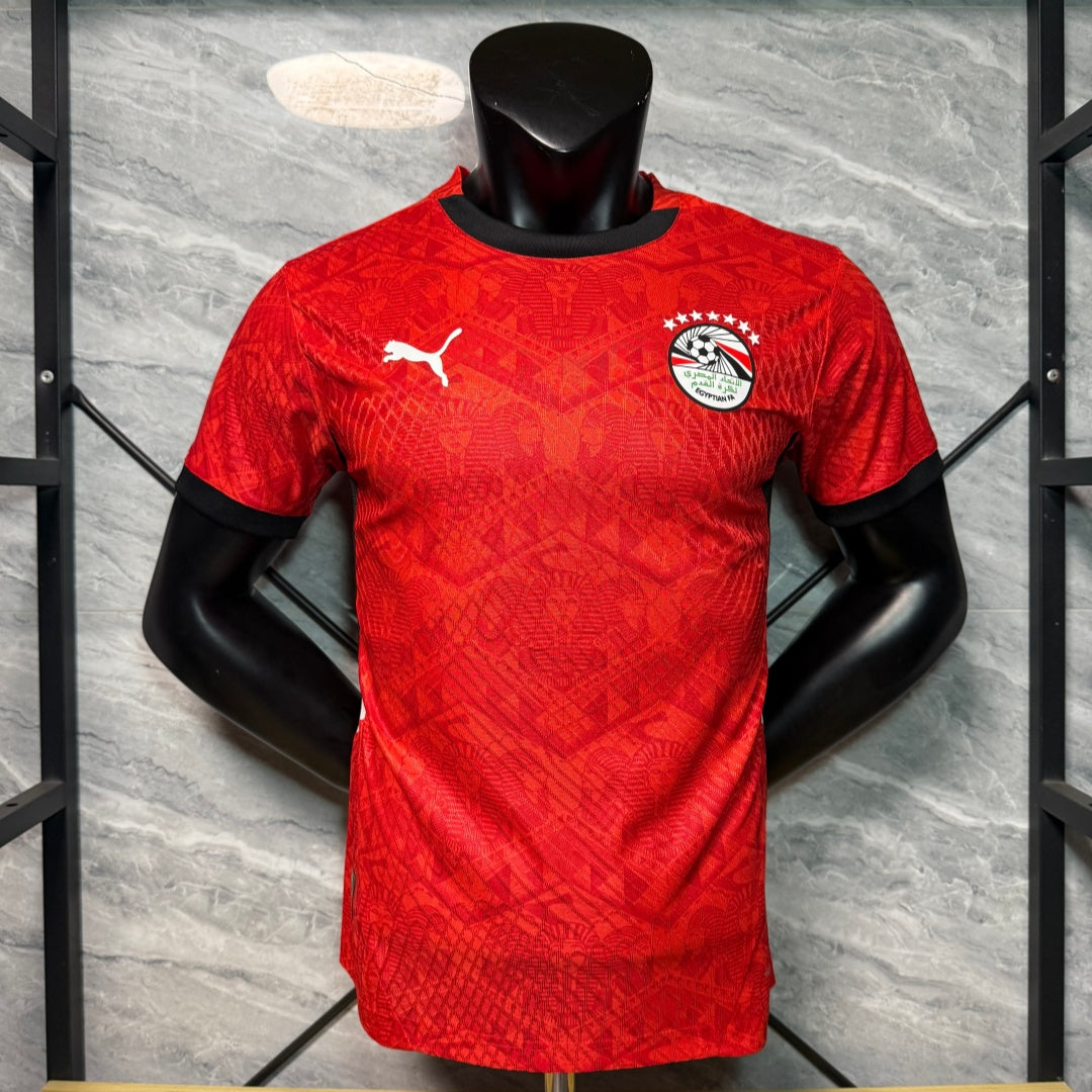 Maillot de football 24/25 Égypte rouge Le 12 -ème Maillot, vue de face avec logo et détails du maillot.