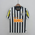 Maillot Santos Neymar Retro 2013 de la marque Le 12 -ème Maillot, vue de face avec logo et détails du maillot de football.