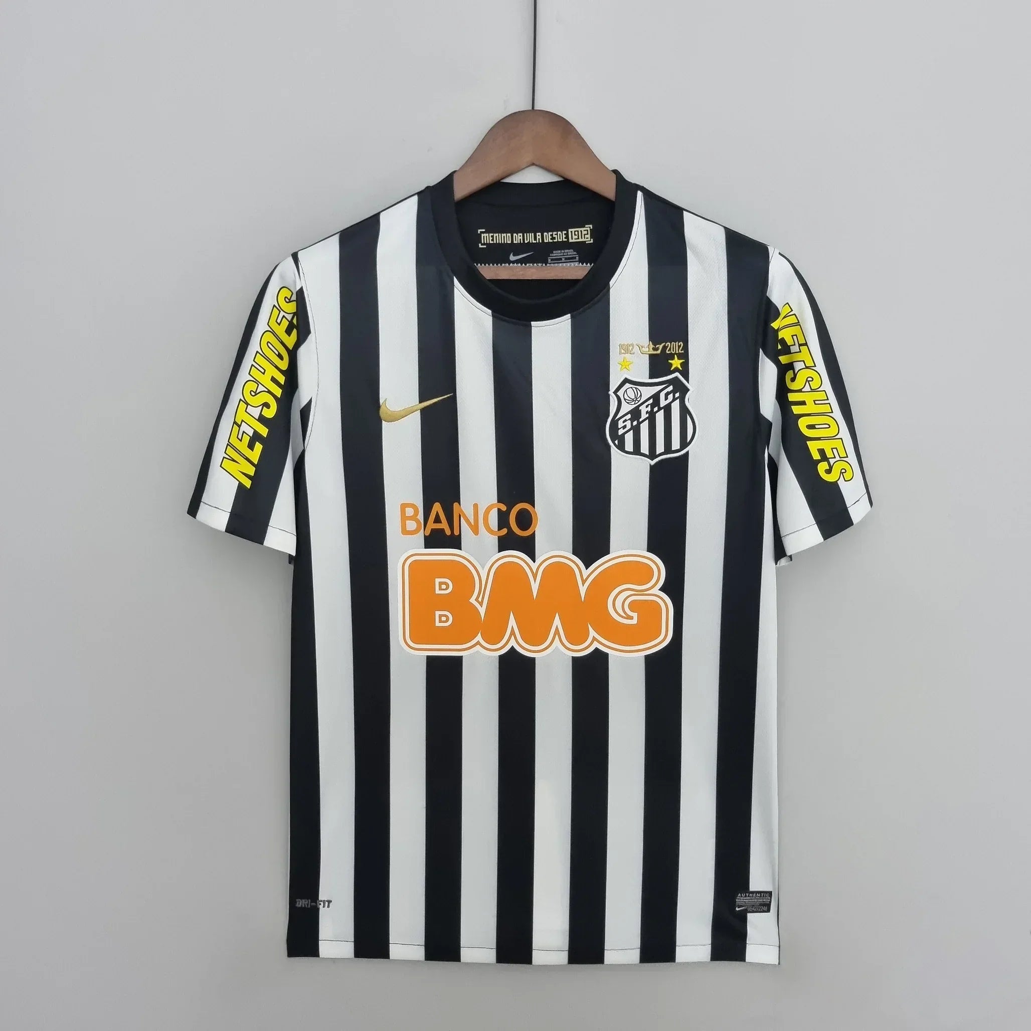 Maillot Santos Neymar Retro 2013 de la marque Le 12 -ème Maillot, vue de face avec logo et détails du maillot de football.
