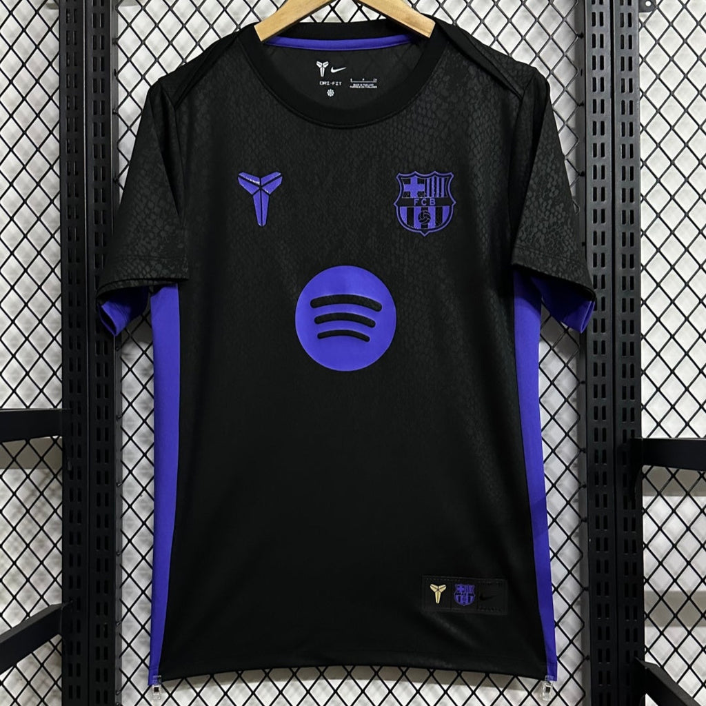 Maillot de football Le 12 -ème Maillot Barcelone 25/26 spécial noir, vue frontale, design distinctif et logo de l'équipe visible.