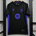 Maillot de football Le 12 -ème Maillot Barcelone 25/26 spécial noir, vue frontale, design distinctif et logo de l'équipe visible.